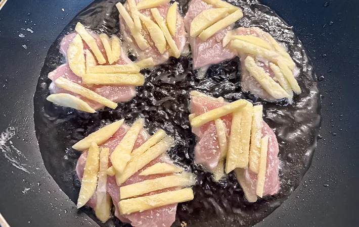 フライパンで揚げ焼きにしている写真（撮影：エニママ）