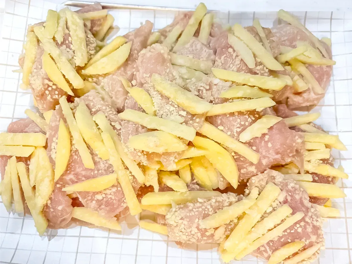 鶏肉にジャガイモをまぶした写真（撮影：エニママ）