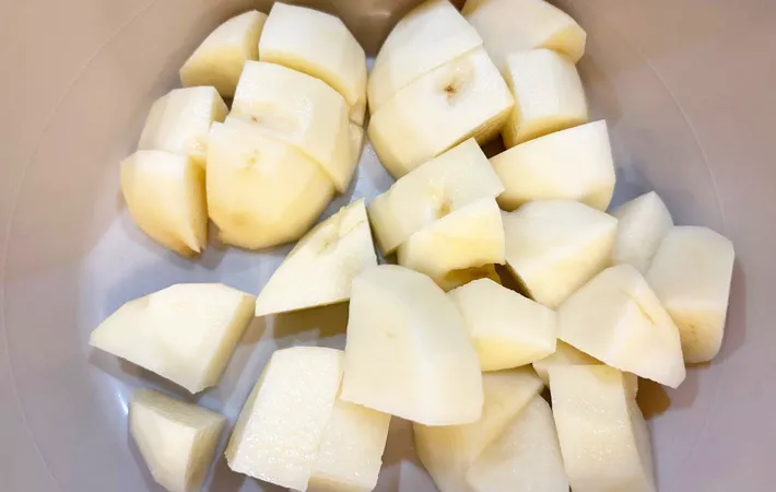 『ポテトサラダ入りハンバーグ』を作る写真（撮影：エニママ）