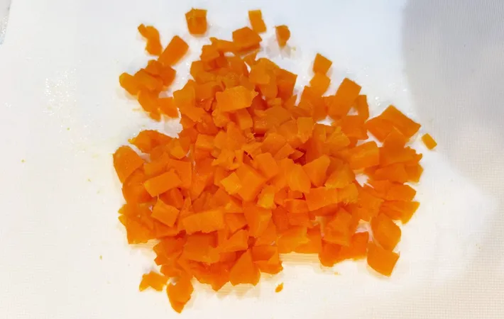 『ポテトサラダ入りハンバーグ』を作る写真（撮影：エニママ）