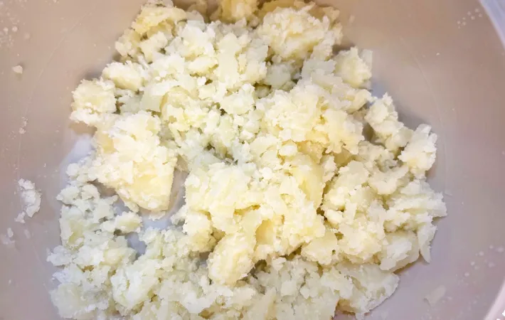 『ポテトサラダ入りハンバーグ』を作る写真（撮影：エニママ）