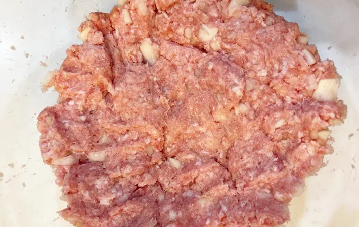 『ポテトサラダ入りハンバーグ』を作る写真（撮影：エニママ）