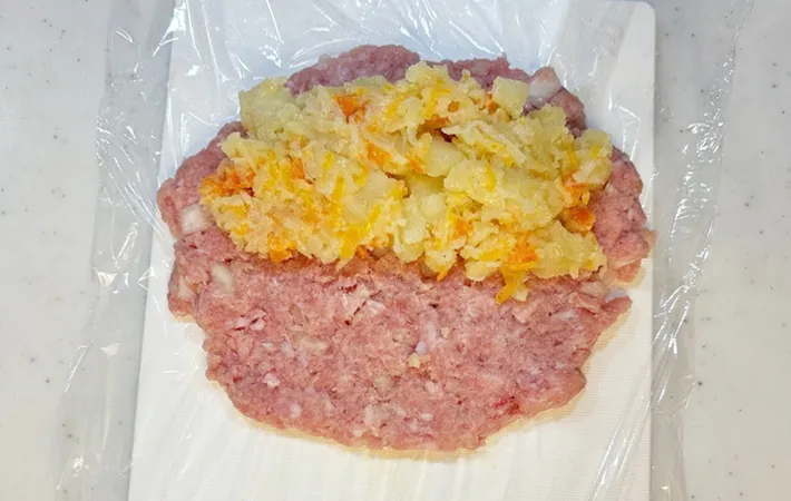 『ポテトサラダ入りハンバーグ』を作る写真（撮影：エニママ）