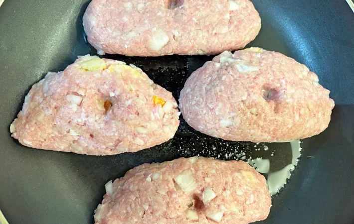 『ポテトサラダ入りハンバーグ』を作る写真（撮影：エニママ）