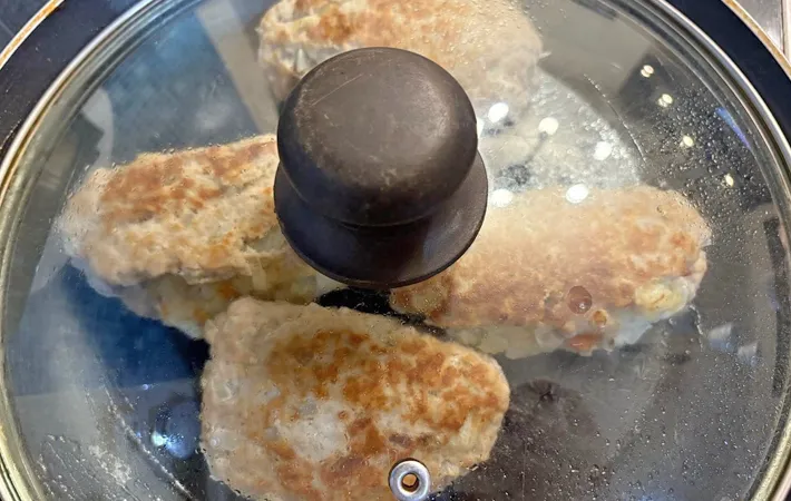 『ポテトサラダ入りハンバーグ』を作る写真（撮影：エニママ）