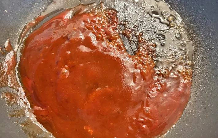 『ポテトサラダ入りハンバーグ』を作る写真（撮影：エニママ）