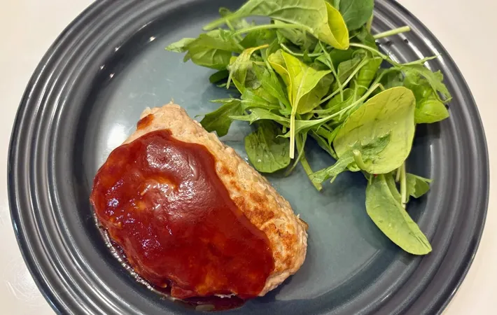 『ポテトサラダ入りハンバーグ』の完成写真（撮影：エニママ）