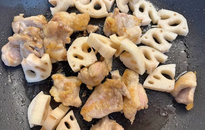 『レンコンと鶏もも肉のポン酢マヨ和え』を作る写真（撮影：エニママ）