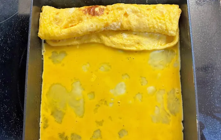 『肉乗せだし巻き玉子』を作る写真（撮影：エニママ）