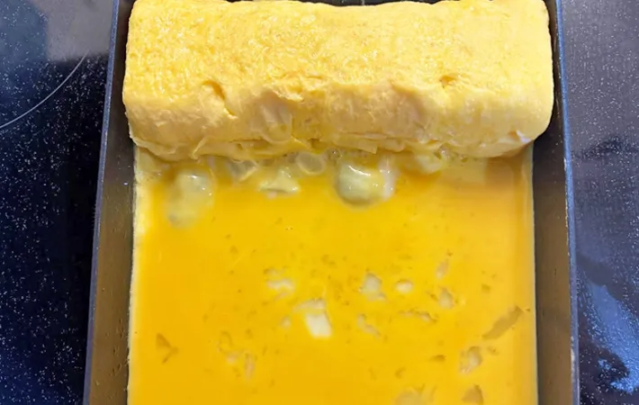 『肉乗せだし巻き玉子』を作る写真（撮影：エニママ）