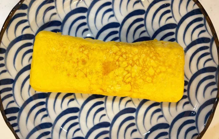 『肉乗せだし巻き玉子』を作る写真（撮影：エニママ）