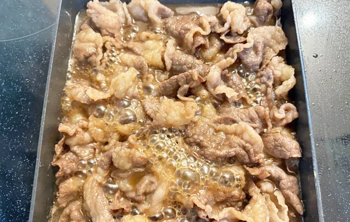 『肉乗せだし巻き玉子』を作る写真（撮影：エニママ）