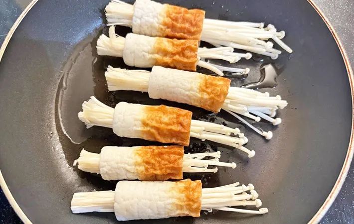 『ちくわのえのき詰め』を作る写真（撮影：エニママ）