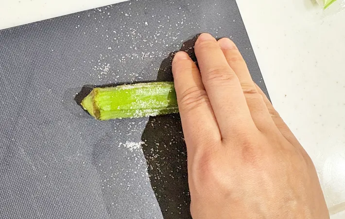 『オクラ入り玉子焼き』を作る写真（撮影：エニママ）