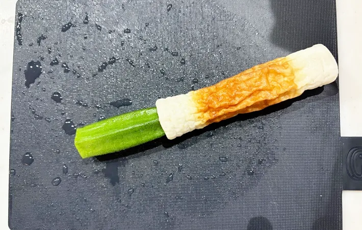 『オクラ入り玉子焼き』を作る写真（撮影：エニママ）