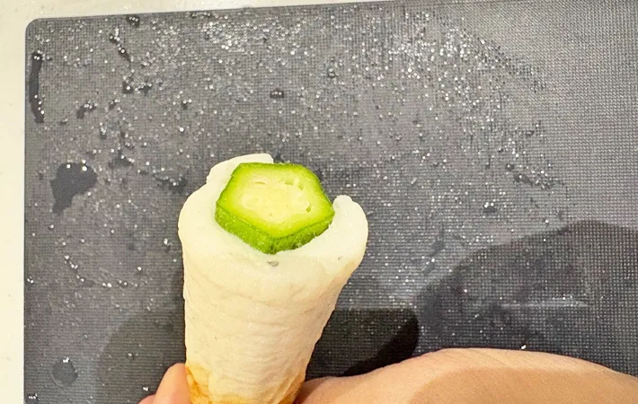 『オクラ入り玉子焼き』を作る写真（撮影：エニママ）