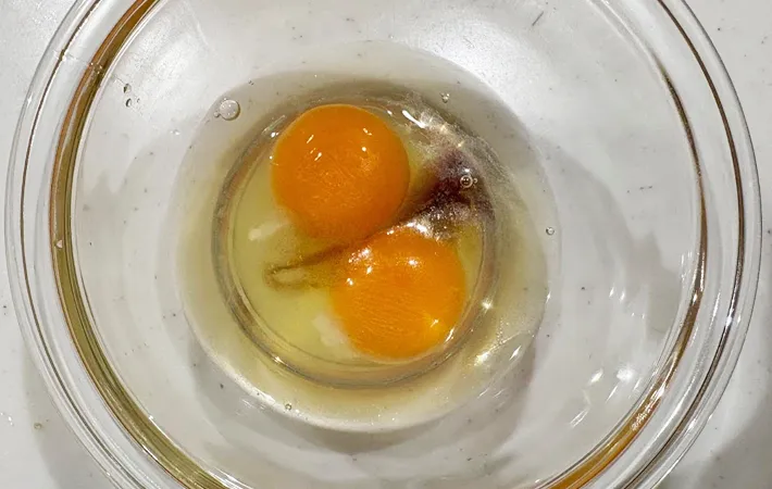 『オクラ入り玉子焼き』を作る写真（撮影：エニママ）