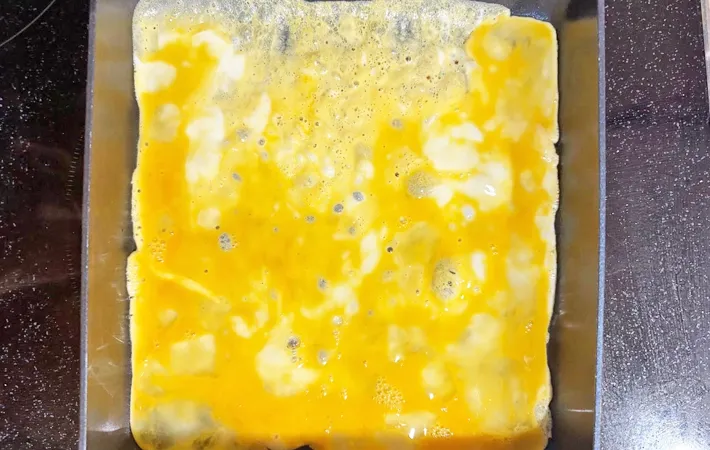 『オクラ入り玉子焼き』を作る写真（撮影：エニママ）