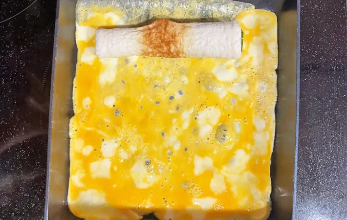 『オクラ入り玉子焼き』を作る写真（撮影：エニママ）