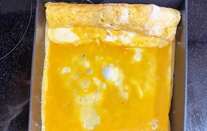 『オクラ入り玉子焼き』を作る写真（撮影：エニママ）