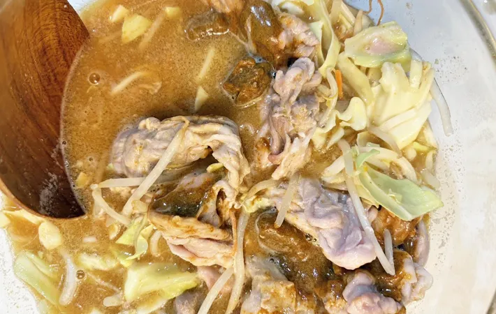 『レンチンカレー』を作る写真（撮影：エニママ）