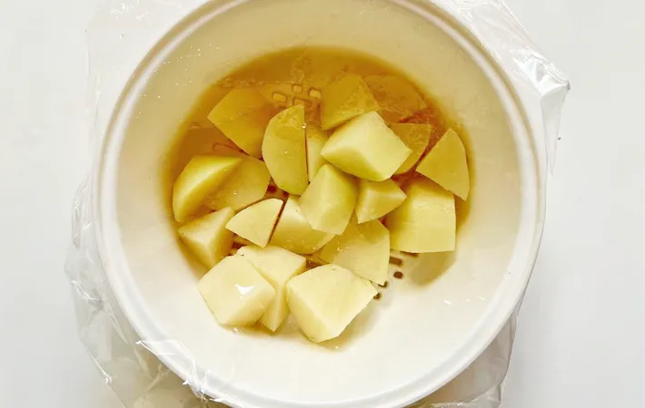 『たくあんポテサラ』を作る写真（撮影：エニママ）