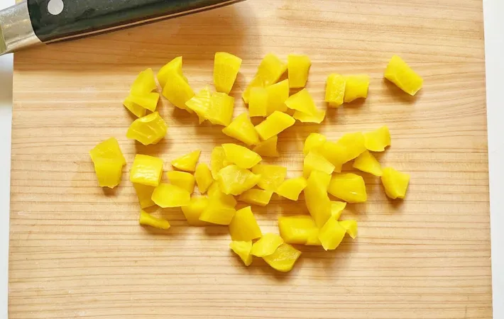 『たくあんポテサラ』を作る写真（撮影：エニママ）