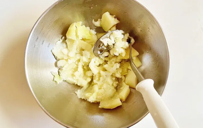 『たくあんポテサラ』を作る写真（撮影：エニママ）