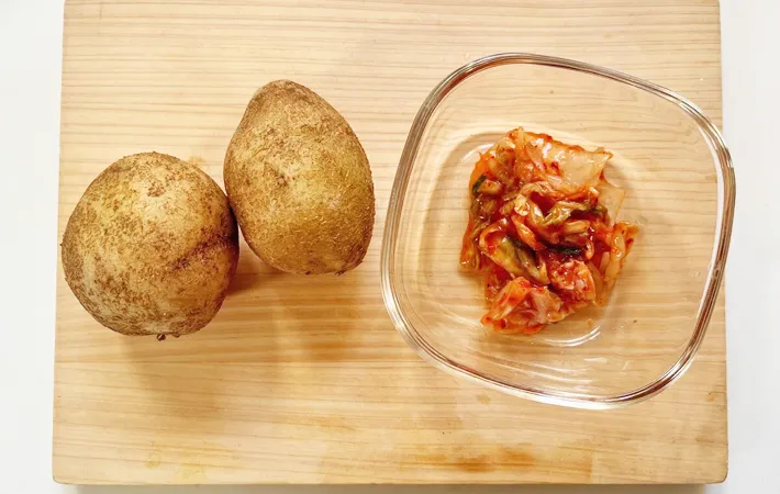 『キムチのポテトサラダ』の材料写真（撮影：エニママ）