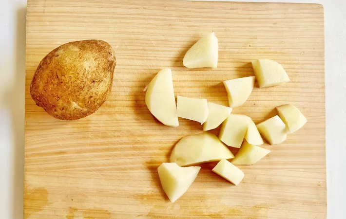 『キムチのポテトサラダ』を作る写真（撮影：エニママ）