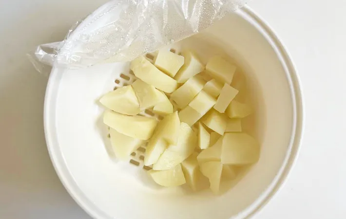 『キムチのポテトサラダ』を作る写真（撮影：エニママ）