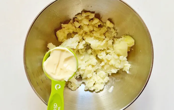 『キムチのポテトサラダ』を作る写真（撮影：エニママ）