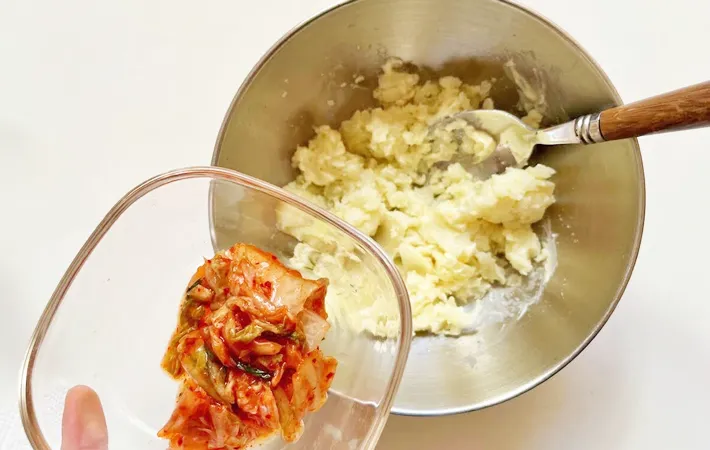 『キムチのポテトサラダ』を作る写真（撮影：エニママ）