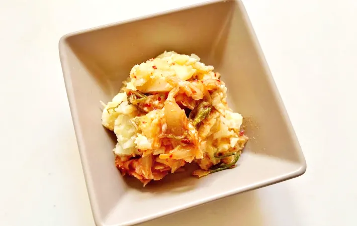 『キムチのポテトサラダ』の完成写真（撮影：エニママ）