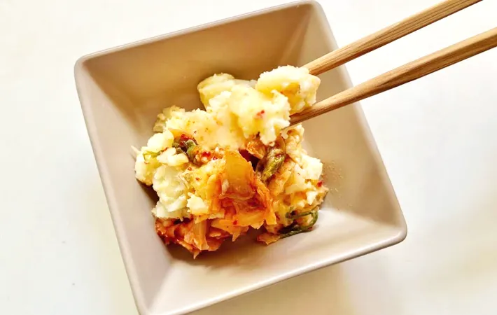 『キムチのポテトサラダ』の完成写真（撮影：エニママ）