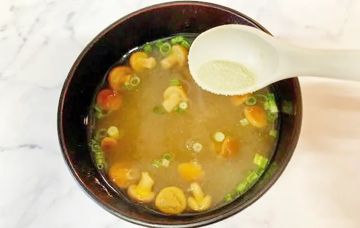 『昆布茶入り味噌汁』を作る写真（撮影：エニママ）