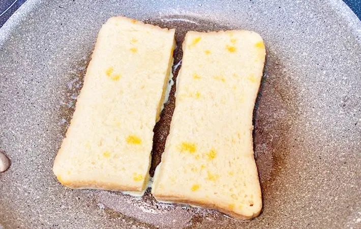 『ハムとチーズのフレンチトースト』を作る写真（撮影：エニママ）