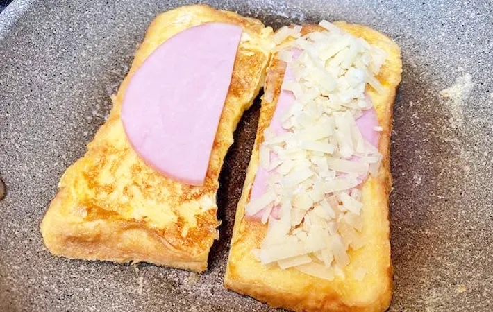 『ハムとチーズのフレンチトースト』を作る写真（撮影：エニママ）