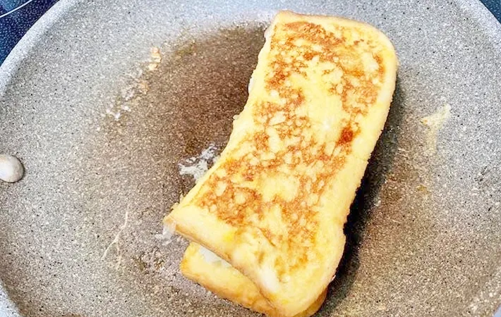 『ハムとチーズのフレンチトースト』を作る写真（撮影：エニママ）