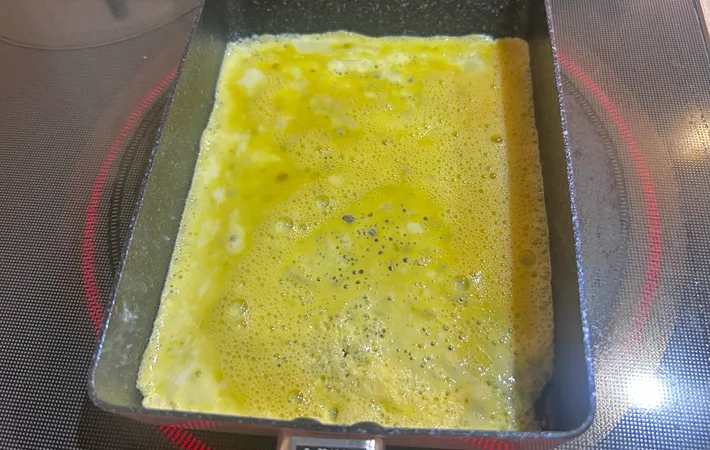 『柚子胡椒入り玉子焼き』を作る写真（撮影：エニママ）