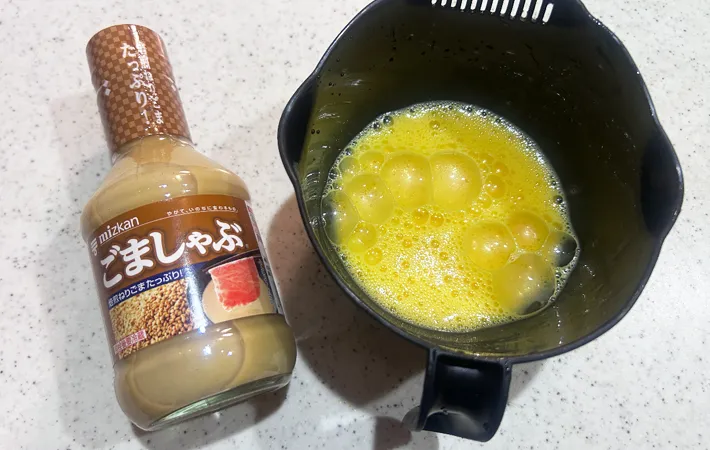 『ゴマだれ入り玉子焼き』を作る写真（撮影：エニママ）