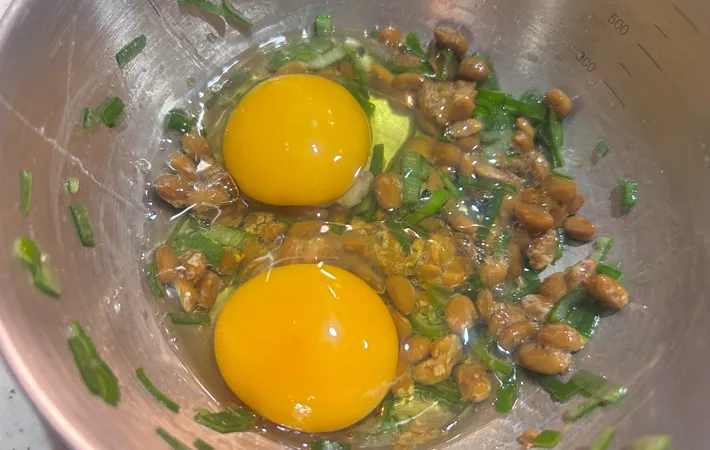 『納豆入り玉子焼き』を作る写真（撮影：エニママ）