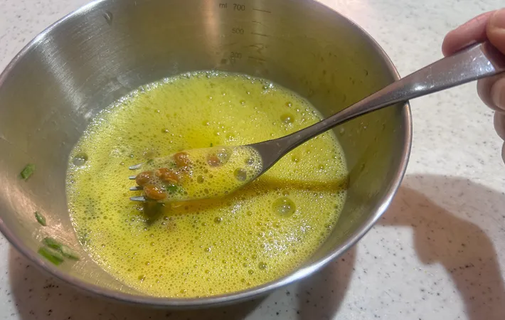 『納豆入り玉子焼き』を作る写真（撮影：エニママ）