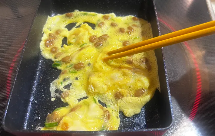 『納豆入り玉子焼き』を作る写真（撮影：エニママ）