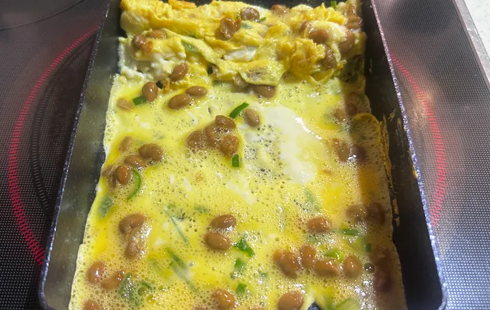 『納豆入り玉子焼き』を作る写真（撮影：エニママ）