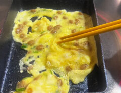 『納豆入り玉子焼き』を作る写真（撮影：エニママ）