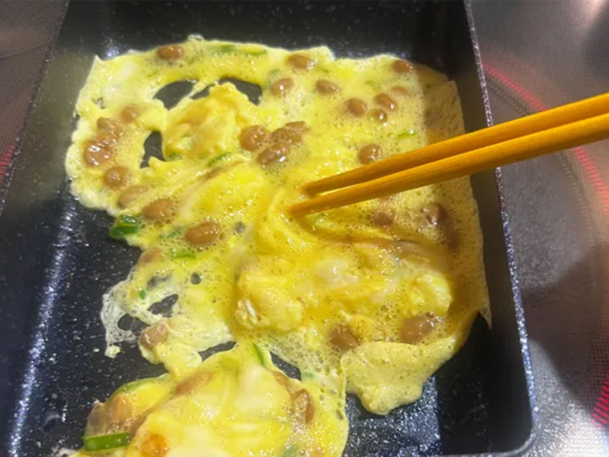 『納豆入り玉子焼き』を作る写真（撮影：エニママ）