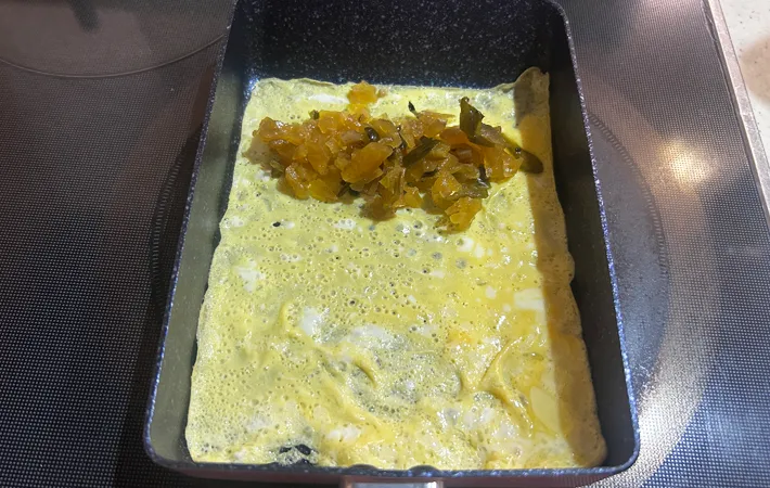 『福神漬け入り玉子焼き』を作る写真（撮影：エニママ）