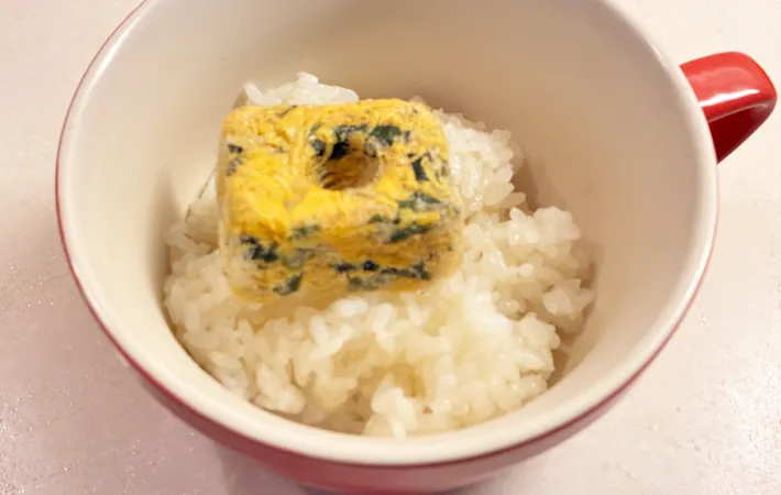 『雑炊風たまごスープかけごはん』を作る写真（撮影：エニママ）