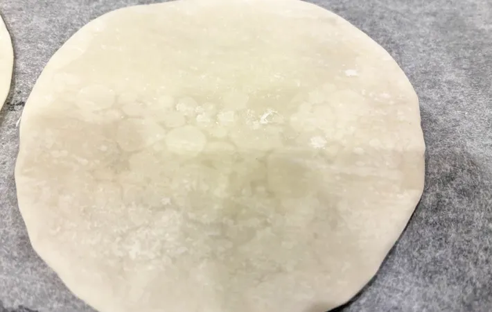 『餃子の皮のスイーツ』を作る写真（撮影：エニママ）